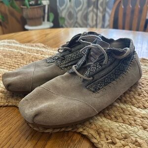 Tom’s women Nepal Aztec Moccasin boots in suede with a geometric pattern sz 9.5